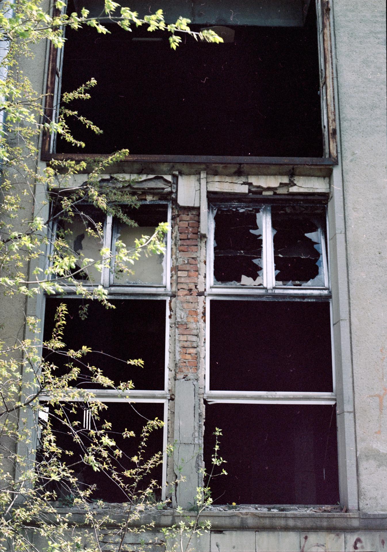 Thumbnail /2022 Brandenburg/Eisenhüttenstadt/bhf gebäude Fenster II.jpg